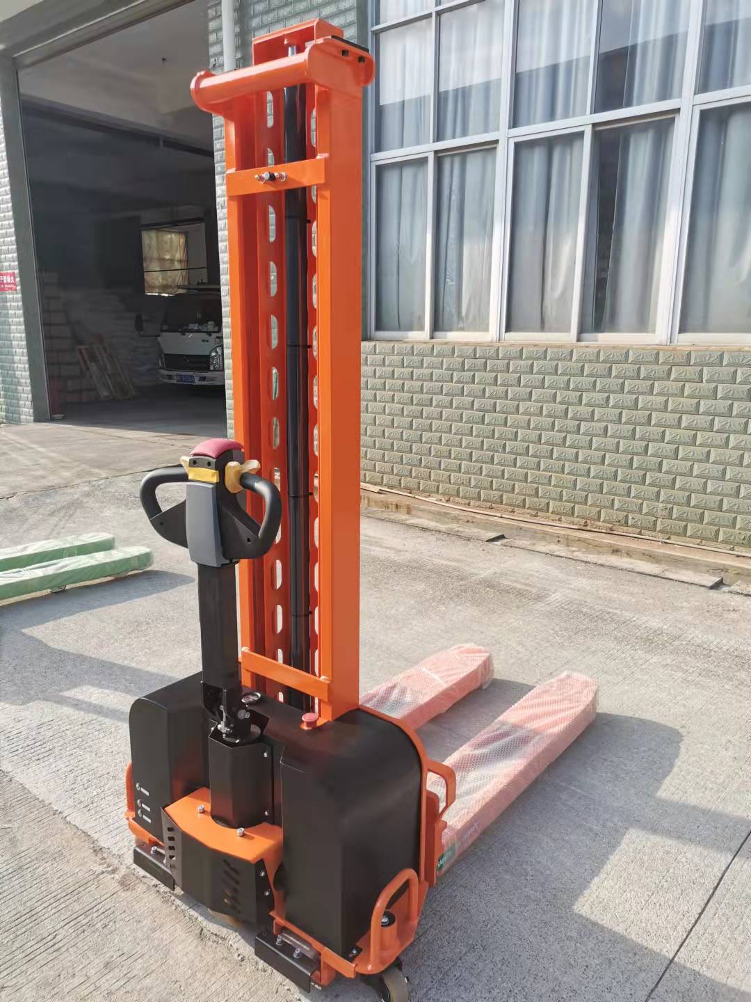 0.5Ton 0.7ton 1Ton Fully Electric Self-lifting Stacker With MAX Lifting Height 1500mm